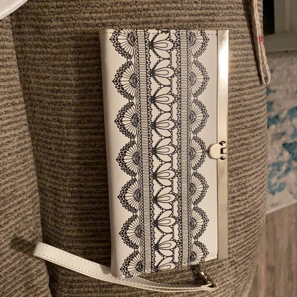 Beautiful  wristlet. Great for a fancy night out.